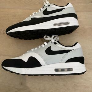 Nike Men's Black and White Shoes